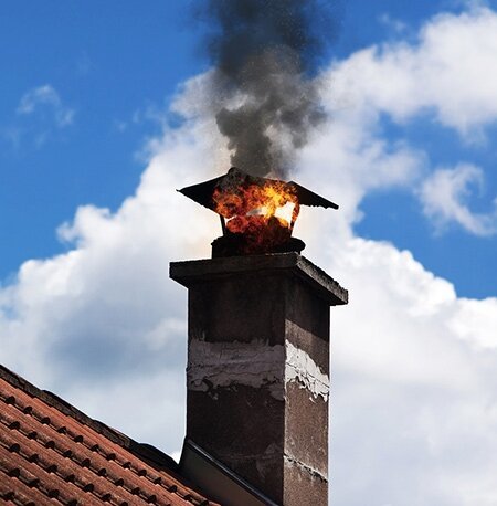 Förbränning av sot i skorstenen.