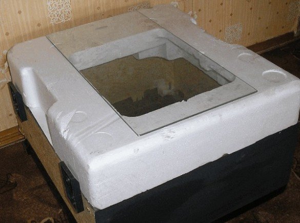 En av sidoytorna hos inkubatorn dörren nödvändig att ersätta vattnet och andra åtgärder som hänför sig till servicekammaren.