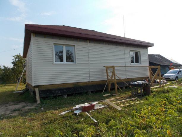 Fasaden på huset i dekoration. foto av författaren