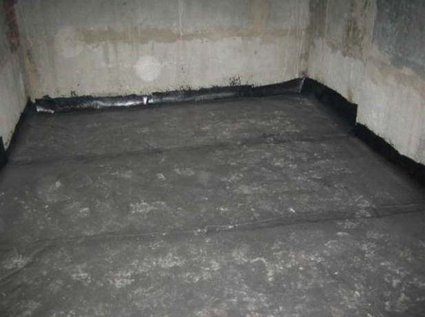 Horisontell rulle isolering källaren med överlappningar på väggen. 10-12 cm.
