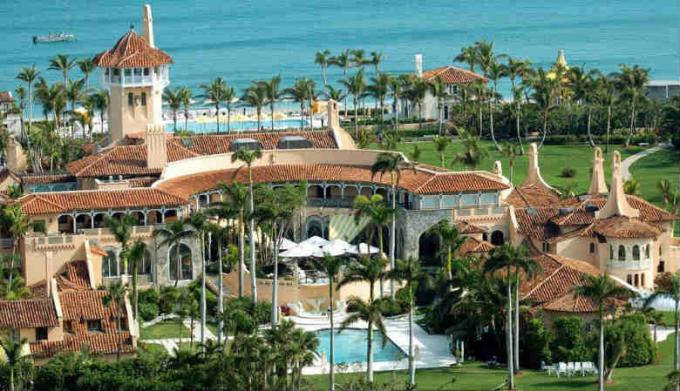 Mar-a-Lago i Palm Beach. Private Club hotel. Säg, beräknas till 200 miljoner. $. Det gör en vinst på $ 15 miljoner. $ Per år. (Image Source - Yandex-bilder)