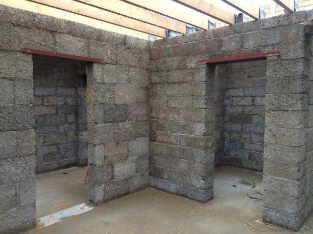 Interna skiljeväggar bad av trä-betong block (200 mm).