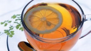 Om du regelbundet dricker te med citron på morgonen, kan du avsevärt förbättra hudens kondition. Han ger styrka och elasticitet i huden och förhindrar åldersrelaterade förändringar. 