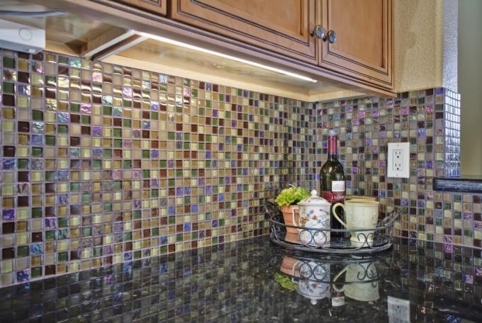 Perfekt utfört arbete - kök förkläde dekoreras med mosaik