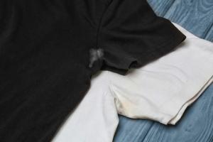 Utgången från deodorant fläck på en svart och färg