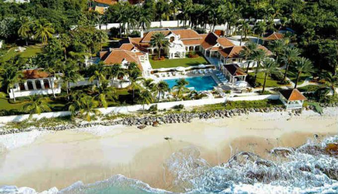 Le Château de Palmer i St Maarten. 45 USA: s president själv kallar denna villa, "en av de största privata bostäder i världen." Hyran per stötar är 28000 amerikanska pengar. Rent är möjligt för minst 5 dagar. (Image Source - Yandex-bilder)