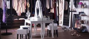 Kvinna möbel eller hur man kan integrera ett sminkbord i det inre av din lägenhet. 4 icke-triviala lösningar