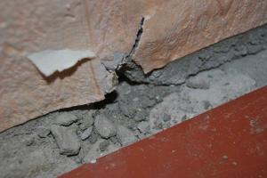 Gapet mellan golvet och väggen: vad ska man fixa så att det inte finns drag, fukt, insekter