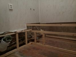 Transfiguration tråkig badrum i ett snyggt badrum. Ekonomisk reparation. PVC-paneler: installation av väggar och tak.