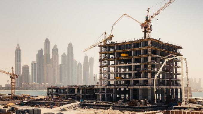 Processen för byggandet av en skyskrapa i Förenade Arabemiraten