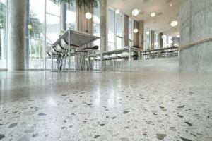 Polerad betong: hur man gör en billig och ursprungliga golvet