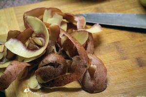 Potatisskal, varför inte kastas i och hur man använder klokt trädgården