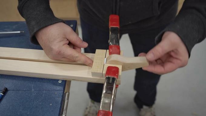 från platsen - https://ibuildit.ca/projects/how-to-make-a-straightedge-guide/