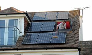 Solpaneler i Eco-hem i framtiden kommer att bli en nödvändighet, inte en lyx