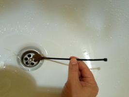 En enkel men mycket effektivt sätt att rengöra avloppet i badrummet i håret utan att strippa sifon.