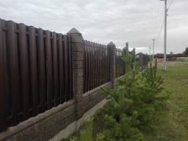 Den slutliga formen av staket block "tvättade Concrete" och metalloshtaketnika
