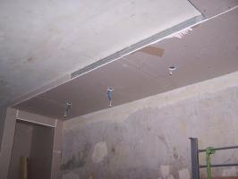 Reparationer i sovrummet med överföringen av dörrar och inbyggda möbler