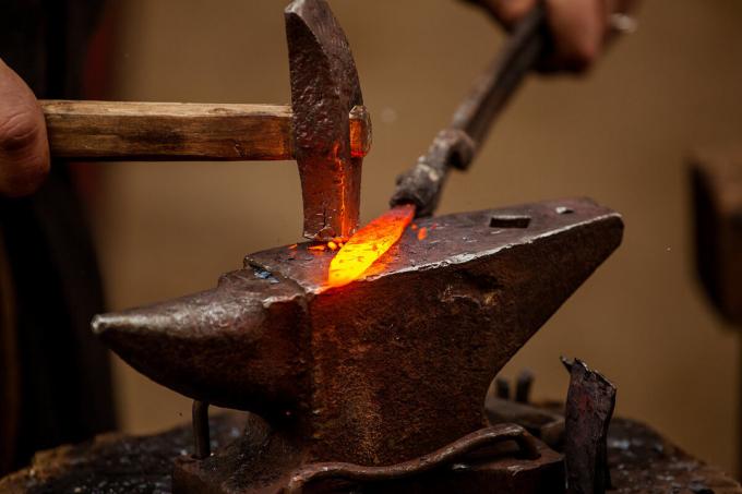 Anvil - det viktigaste verktyget verktyg att förfalska metaller.