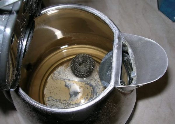 Iron borste eller svamp kan också tvätta bort skala, men den ideala resultatet kommer bara att uppnå min enkla huskur