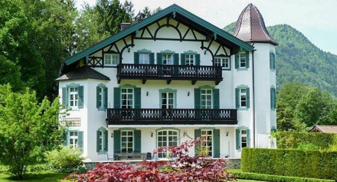 Mansion Gorbatjov i bayerska Alperna. Enligt vissa källor - till salu.