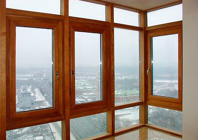 Trä panoramafönster i höghus
