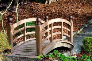 Dekorera trädgård: dekorativa broar med sina egna händer