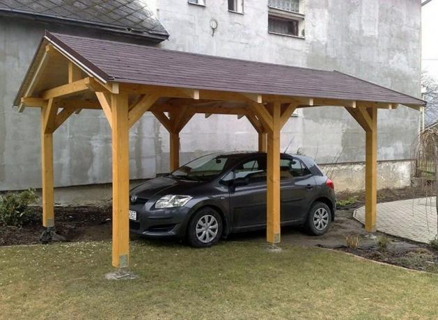 Carport för en bil i trä