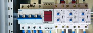 Metoder för att skydda elektriska hushålls nätverk mot överspänning, olika skyddsanordningar och metoder för deras installation.