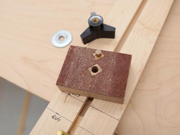 från platsen - https://ibuildit.ca/projects/how-to-make-a-straightedge-guide/