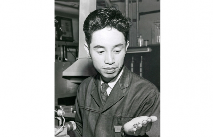 Japanska fysiker Reona Esaki visar sin "Esaki diod". December 29, 1959, Tokyo