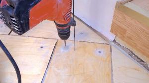 Att lägga plywood på skriden: professionell rådgivning om den ideala golvet utjämning