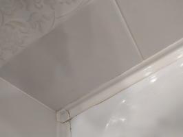 Linoleum på väggarna i badrummet i stället för kakel: budget och snabb avslutning utan sömmar, mögel