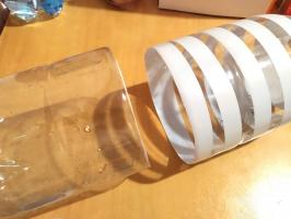 Skål gjord av plastflaskor för att ersätta den trasiga
