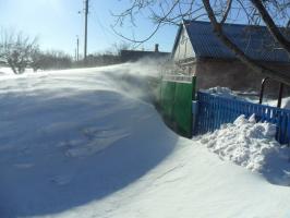 Enkla sätt att rensa snö på gården för att inte överbelasta