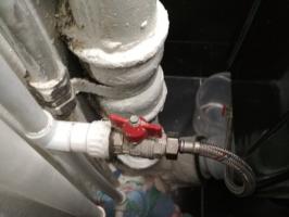 Skydda ventilen från vatten läcker in i lägenheten. Kontroll av funktionen av ventilen