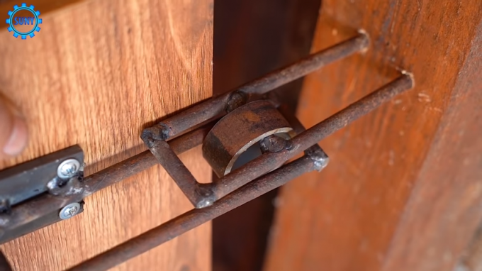 Fast ett lås för porten, som gjordes med sina egna händer