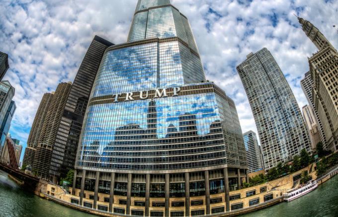 Det är byggnaden där Trump lägenhet upptar 3 våningar i ett penthouse på de övre våningarna. (Image Source - Yandex-bilder)