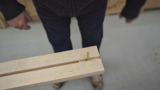 från platsen - https://ibuildit.ca/projects/how-to-make-a-straightedge-guide/