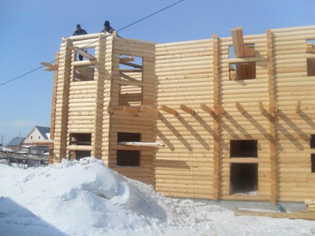 Att bygga ett hus av trä i vintern.