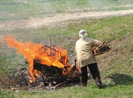 Våra föräldrar kommer fortfarande vara vana vid att bränna sopor, grenar och kvistar från sajten än att föra den till deponi