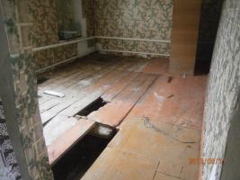 Reparation i ett hus som inte var lämplig för att leva, beslutat att starta från golvet ersättning