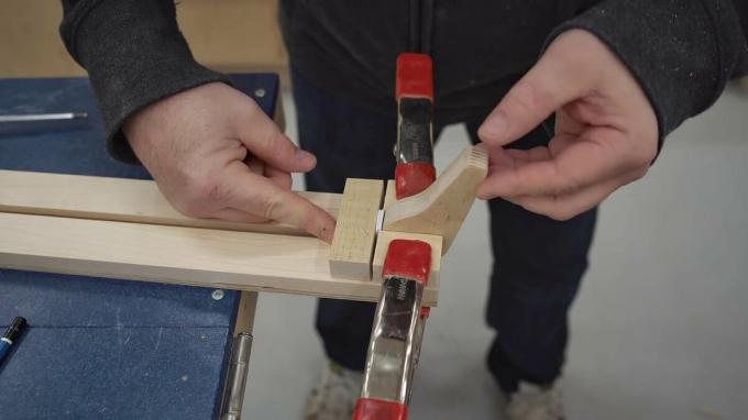 från platsen - https://ibuildit.ca/projects/how-to-make-a-straightedge-guide/