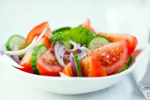 Favorit sommar sallad på tomat och gurka: om det är lämpligt?