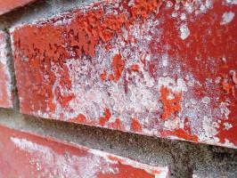 Vit beläggning på murverk: hur man tar bort saltutslag