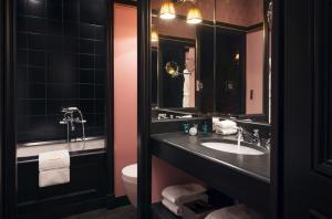 Top 6 av billiga idéer som kan hjälpa dig att förvandla en gammal badrum oigenkännlighet