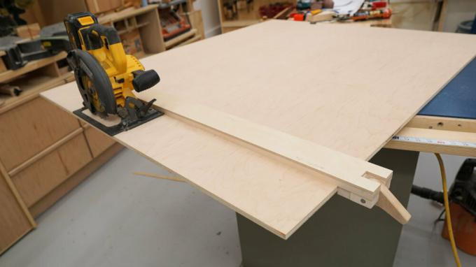 från platsen - https://ibuildit.ca/projects/how-to-make-a-straightedge-guide/