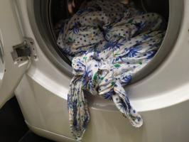 Påslakan "äter" tvätten i tvättiden: den bästa lösningen för att åtgärda problemet