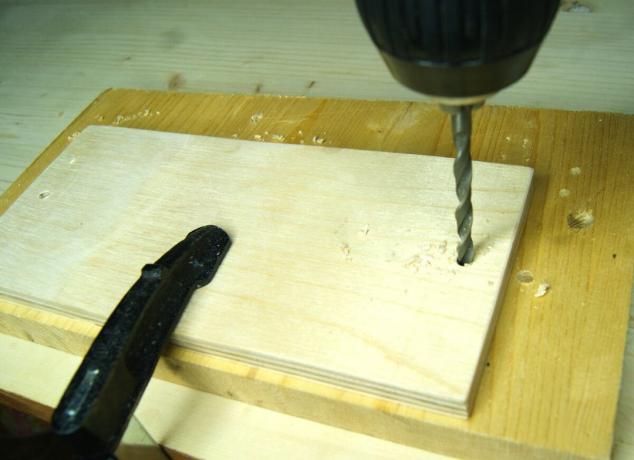 borrade hål i plywood, som avgår från kanten av 11-12 mm