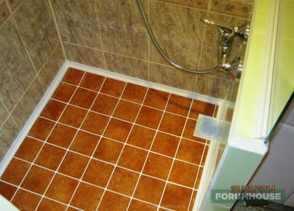 Lutningen på duschkabin golvet för bättre flöde vatten upprätthålles i intervallet 0,5-1 cm per meter.
