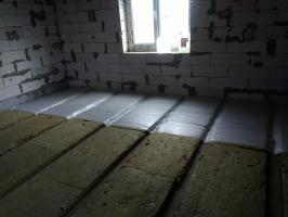 Det bästa sättet att interstorey isolerande golv utan inblandning av hyrda yrkesverksamma